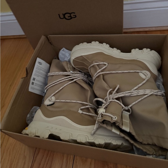 UGG Women's MetroPeak Boot - Like New - Picture 2 of 5